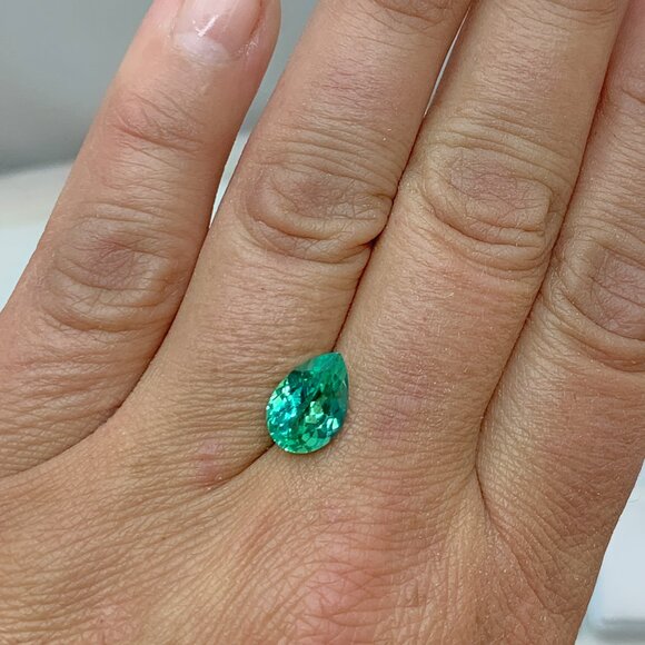 Elegant Green Teardrop Gemstone Pendant - Picture 6 of 13